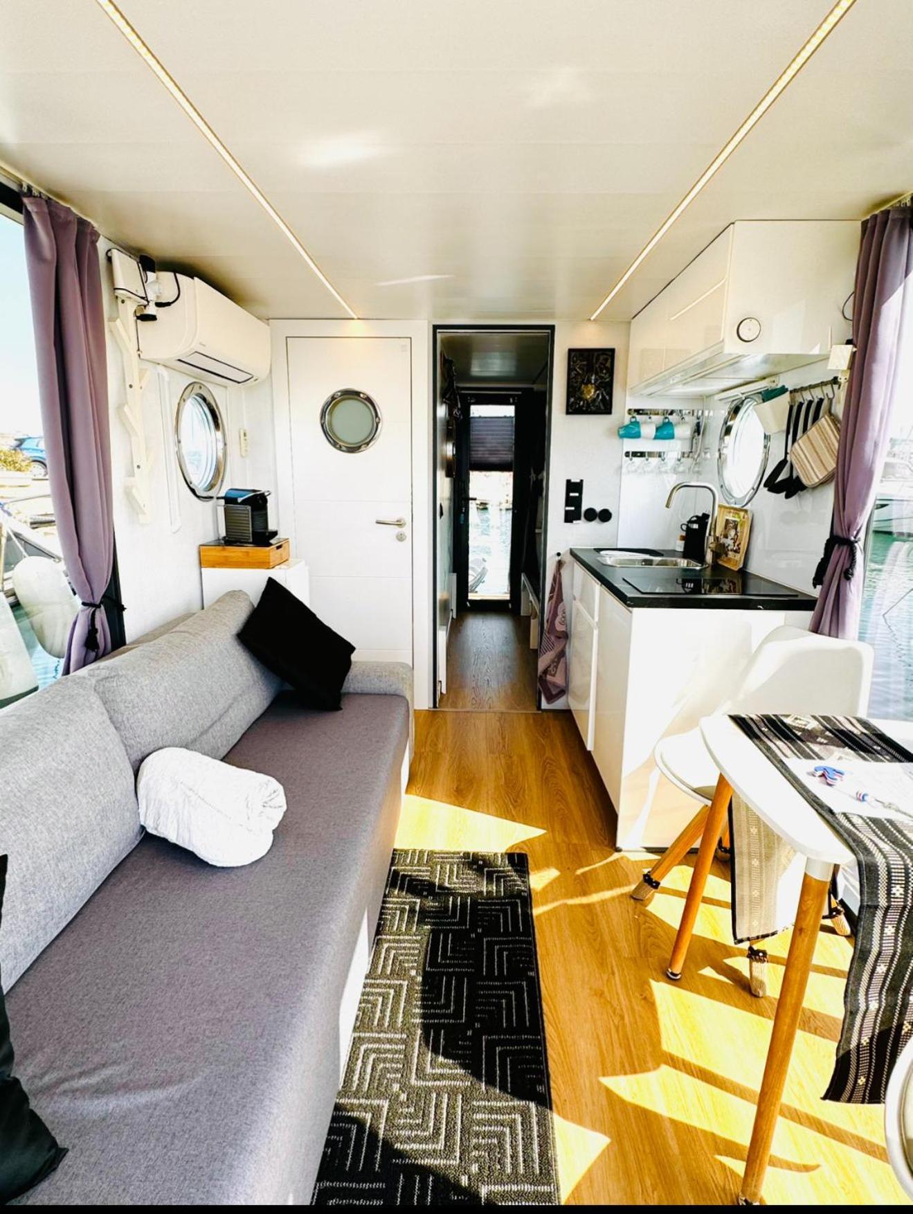 船屋 Houseboat Seabreeze